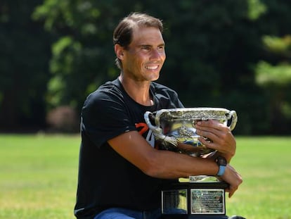 Rafael Nadal posa este lunes en Melbourne con el trofeo conseguido en el Abierto de Australia.