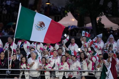 Los atletas mexicanos durante su recorrido en barco por el río Sena. 