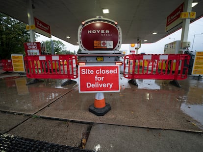 Una gasolinera en la ciudad británica de Mánchester que permanece cerrada desde el lunes.