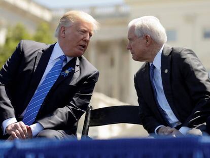 Donald Trump, a la izquierda, junto a Jeff Sessions, en un acto del pasado mayo en Washington.