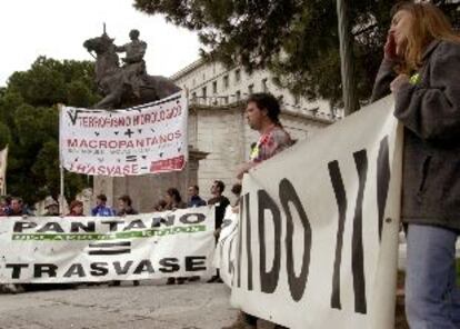 Manifestación ayer ante el Ministerio de Medio Ambiente.