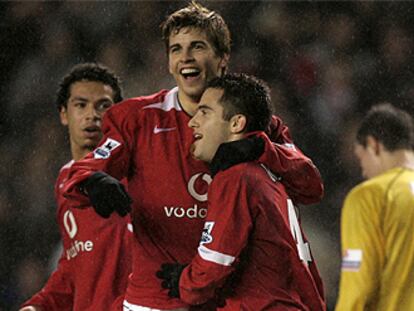 Piqué, en el centro, con la camiseta del Manchester United.