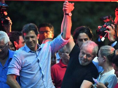 O ex-presidente Lula junto ao ex-prefeito de São Paulo Fernando Haddad durante uma manifestação em janeiro passado.