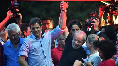 O ex-presidente Lula junto ao ex-prefeito de São Paulo Fernando Haddad durante uma manifestação em janeiro passado.