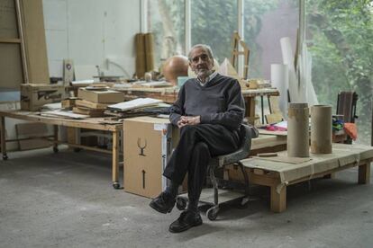 Vicente Rojo en su estudio en Coyoacán.