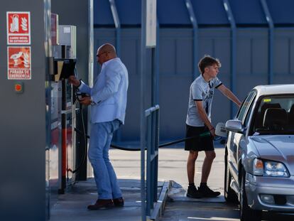 Clientes de una gasolinera en Sevilla, el pasado septiembre.