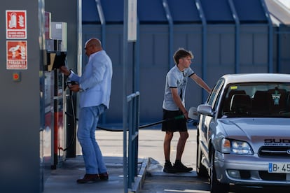 Dos conductores, a finales de septiembre, en una gasolinera de Sevilla.