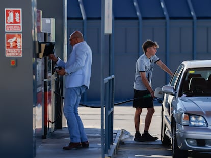 Clientes de una gasolinera en Sevilla, el pasado septiembre.