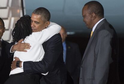 El presidente de Estados Unidos se abraza con su media hermana Auma Obama en el aeropuerto internacional de Nairobi, Kenia.