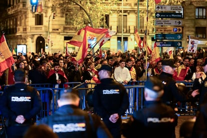 Grupos de manifestantes, el sábado cerca de la sede del PSOE en Madrid.