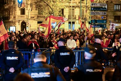 Grupos de manifestantes, el sábado cerca de la sede del PSOE en Madrid.