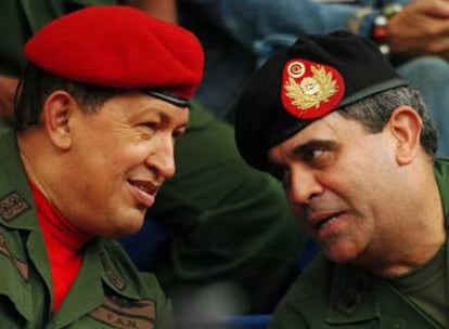 Hugo Chávez (izquierda) conversa con el general Raúl Baduel durante una ceremonia militar en 2006.