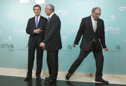 Los candidatos junto al director de la CRTVG, Alfonso Sánchez Izquierdo
