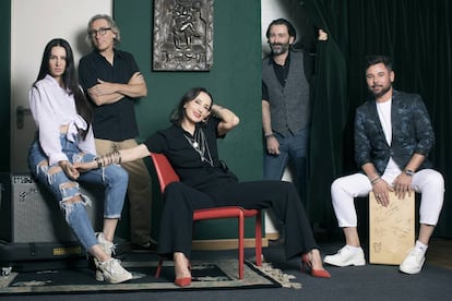 De izquierda a derecha, La Mala Rodríguez, David Trueba, Luz Casal, Javier Limón y Miguel Poveda, fotografiados en el estudio madrileño del productor.
