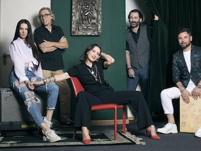 De izquierda a derecha, La Mala Rodríguez, David Trueba, Luz Casal, Javier Limón y Miguel Poveda, fotografiados en el estudio madrileño del productor.