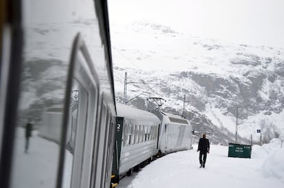 El Nordlandsbanen, un tren al Círculo Polar. “Volar se ha vuelto muy barato en los últimos años”, asegura Tore Bjorn Hansen, gerente de NSB en la ciudad polar de Bodø, “aunque lo más económico sigue siendo comprar los billetes en oferta del tren, pero son 10 horas de trayecto frente a una. Sin embargo, en avión inviertes un buen tiempo haciendo filas, y si te gusta el tren… ¡Tienes que viajar en tren!”. El Nordlandsbanen parte de la ciudad de Trondheim y trepa por el mapa hasta Bodø, 10 horas de recorrido silencioso que, en invierno, son a través de un país blanco y montañoso. Aunque el convoy no sigue la costa, son varios los innumerables fiordos los que acercan el mar hasta la vía. De camino, un pequeño monumento anuncia que el viajero entra en el Círculo Polar. Un viaje posterior para ver auroras, conocer la intensa historia bélica y minera de la ciudad de Narvik o la de los exploradores de Tromso completa una propuesta ferroviaria más introspectiva que la del magnífico, aunque turístico, tren de Flåm. Desde Narvik se puede abordar el tren sueco que atraviesa las montañas fronterizas y, vía Kiruna, desciende entre pinares a Estocolmo, a solo unas horas de Oslo.