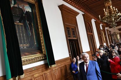 El presidente de México, Andrés Manuel López Obrador, tras desvelar su retrato en los corredores del Palacio Nacional, este lunes. 