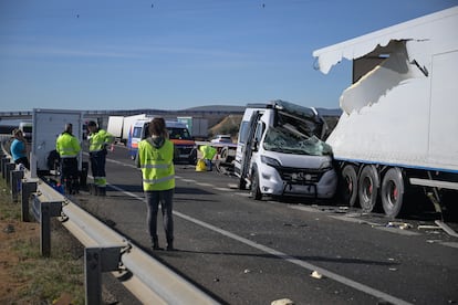 Personal de emergencias junto a algunos de los vehículos accidentados este jueves en la la autovía A-4, a la altura de Santa Cruz de Mudela (Ciudad Real).
