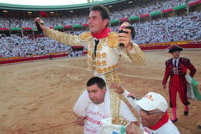 Joselillo da la vuelta de honor al ruedo con las dos orejas del sexto de la tarde.