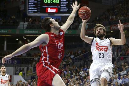 Sergio Llull tira ante Chris Goulding 