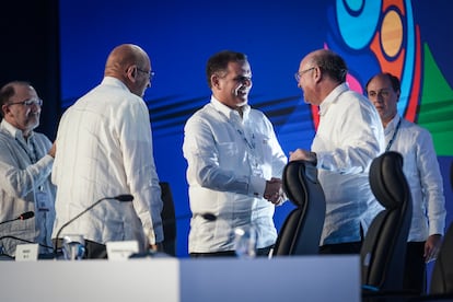 Ilan Goldfajn, presidente del BID, felicita a José Manuel Vicente, ministro de Hacienda y nuevo presidente de las Asambleas de Gobernadores.