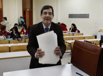 Juan Luis Ibarra posa ayer por la tarde, ya como presidente del Tribunal Superior, tras realizar un examen en la universidad.