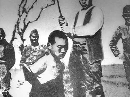 Un soldado japonés se dispone a ejecutar a un chino en Nanking.