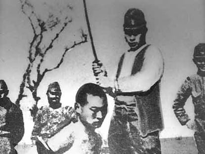 Un soldado japonés se dispone a ejecutar a un chino en Nanking.