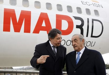 El presidente madrile&ntilde;o, Ignacio Gonz&aacute;lez, izquierda, charla con el presidente de Air Europa, Juan Jos&eacute; Hidalgo, junto a uno de los aviones Boeing 737 de la compa&ntilde;&iacute;a a&eacute;rea que ha sido pintado con el lema &#039;Only en Madrid&#039;.