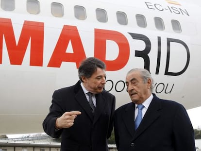 El presidente madrile&ntilde;o, Ignacio Gonz&aacute;lez, izquierda, charla con el presidente de Air Europa, Juan Jos&eacute; Hidalgo, junto a uno de los aviones Boeing 737 de la compa&ntilde;&iacute;a a&eacute;rea que ha sido pintado con el lema &#039;Only en Madrid&#039;.