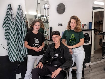 El joven marroquí Hicham, que acaba de cumplir 18 años, posa en la peluquería de Getafe junto a Joana y Elena, miembros de la asociación Maakum.