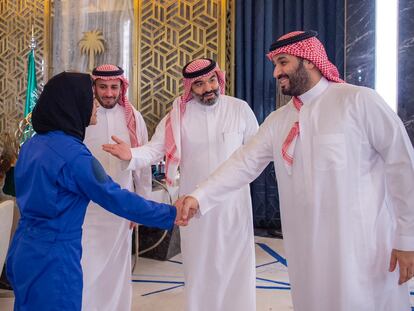 El príncipe Mohamed bin Salmán recibe a la astronauta Rayyanah Barnawi, el 16 de abril en Yeda (Arabia Saudí).