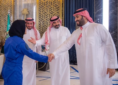 El príncipe Mohamed bin Salmán recibe a la astronauta Rayyanah Barnawi, el 16 de abril en Yeda (Arabia Saudí).