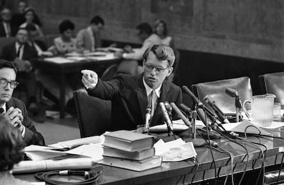 Robert Kennedy, durante um sessão no Senado, em 18 de julho de 1963.