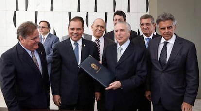 Temer, con la notificación de nombramiento como presidente interino.