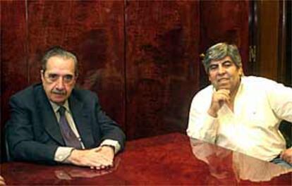 El ex presidente Raúl Alfonsín (izquierda), junto al jefe del Movimiento de los Trabajadores Argentinos, Hugo Moyano.