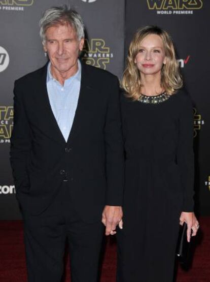 Los actores Harrison Ford y Calista Flockhart en el estreno de 'Star Wars: El despertar de la Fuerza' en diciembre de 2015.