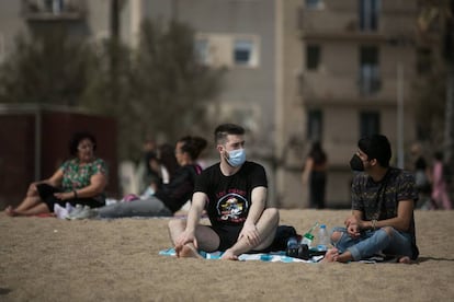 Gente en la playa el pasado 31 de marzo, algunos con mascarilla y otros sin.