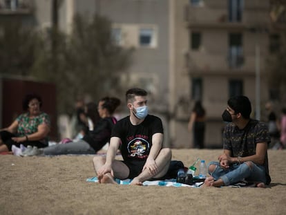 Gente en la playa el pasado 31 de marzo, algunos con mascarilla y otros sin.