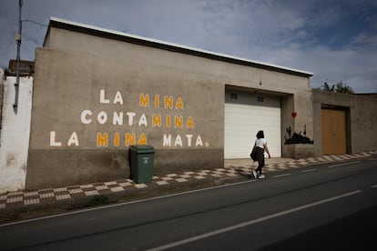 Pintada contra la apertura de una mina en la localidad de Zahínos. 