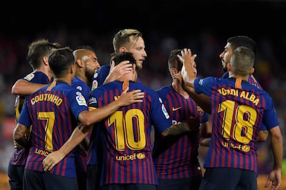 Los jugadores del Barcelona celebran con Messi el triundo frente al Alavés.