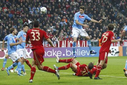 Federico Fern&aacute;ndez, del N&aacute;poles, cabecea a la red en un partido de la fase de grupos ante el Bayern, que ganar&iacute;a 3 a 2.