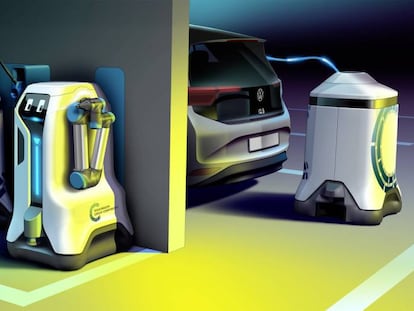 Un coche eléctrico recarga su batería en un aparcamiento conectado a un robot de carga.