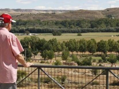 Un hombre observa los terrenos de ampliación en Colmenar de Oreja.