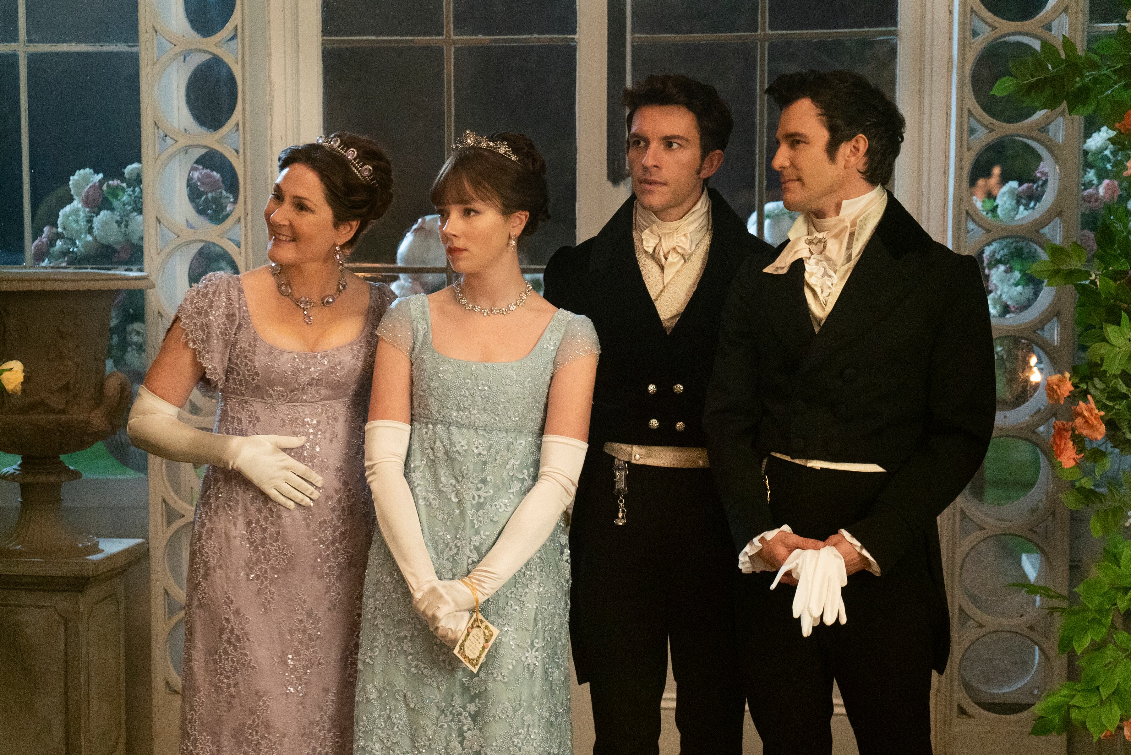 Ruth Gemmell, Claudia Jessie, Jonathan Bailey y Luke Thomspon, en la segunda temporada de 'Los Bridgerton'.