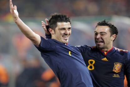 Xavi y Villa celebran el primer gol de España contra Chile.
