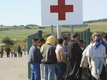 Inmigrantes sin papeles en el puesto de Cruz Roja en el que se refugiaban en Sangatte (Francia) en 2001.