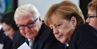 El ministro de Exteriores alem&aacute;n, Frank-Walter Steinmeier, y la canciller Angela Merkel, en Berl&iacute;n, el 12 de octubre. 