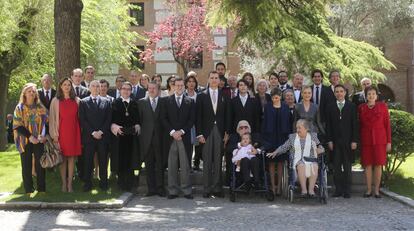 La familia de Fernando del Paso, junto a los Reyes y otras autoridades asistentes, posan para una foto tras la ceremonia de entrega.