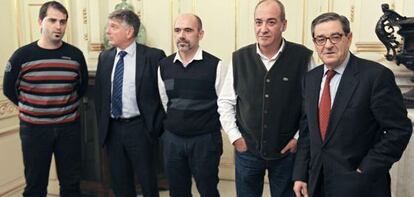 Desde la derecha, Mario Fernández, Martín Garitano, Jon Peli Uriguen, Xabier Iturbe y Pedro Iturbe, tras la reunión que han mantenido en San Sebastián.